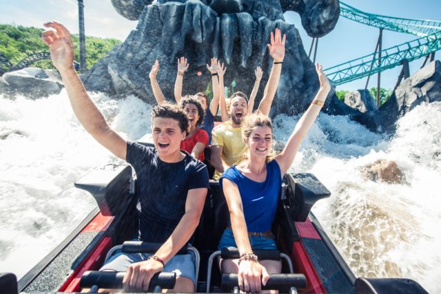 personnes dans un manège à sensation avec de l'eau