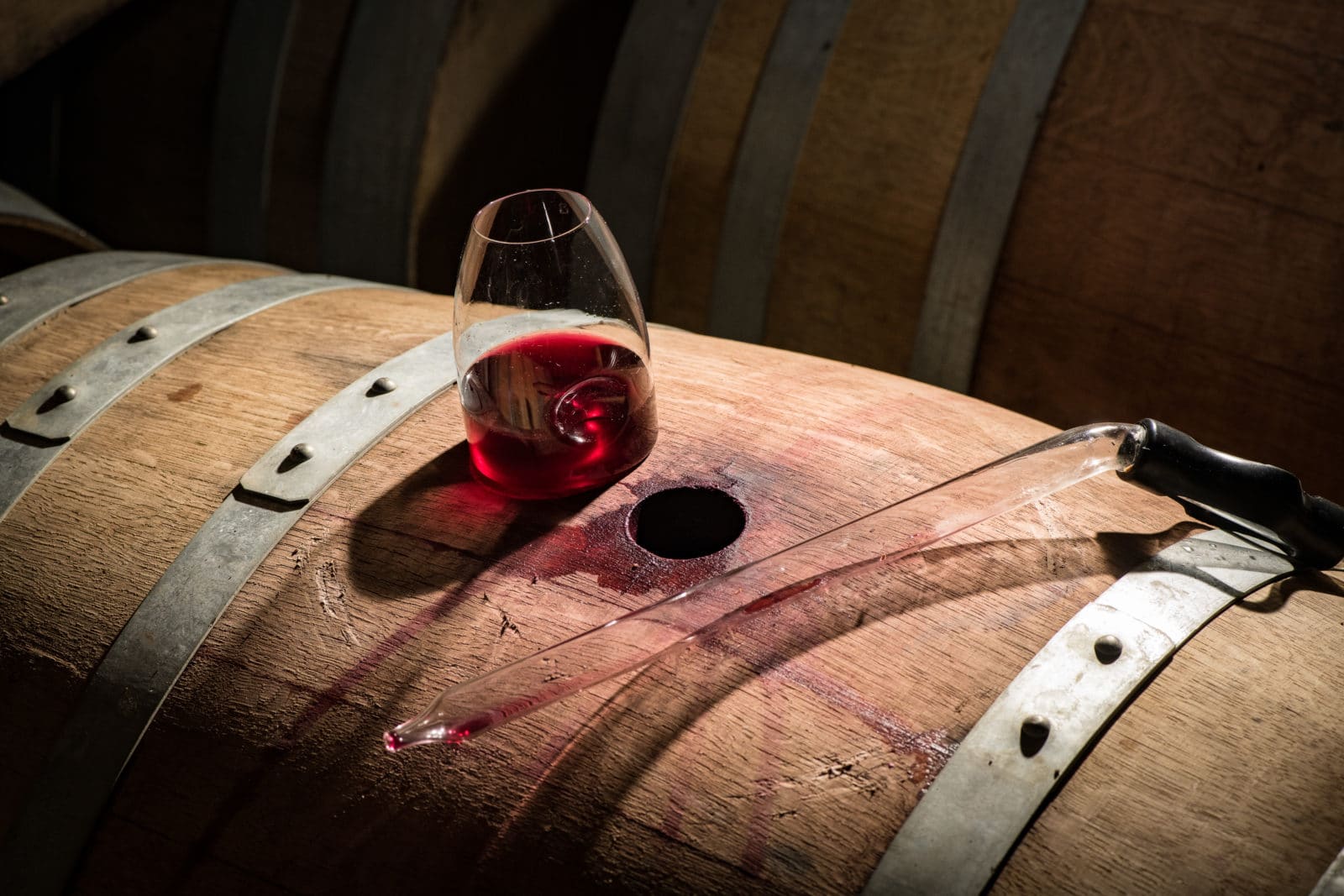 verre de rosé des riceys venant d'être prélever du tonneau en dessous avec la pipette