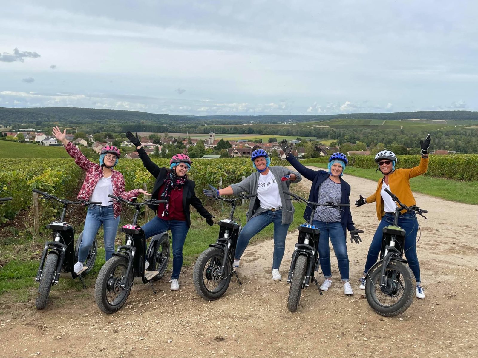 la team de l'office sur des trottinettes tout terrain