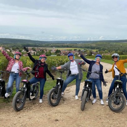 la team de l'office sur des trottinettes tout terrain