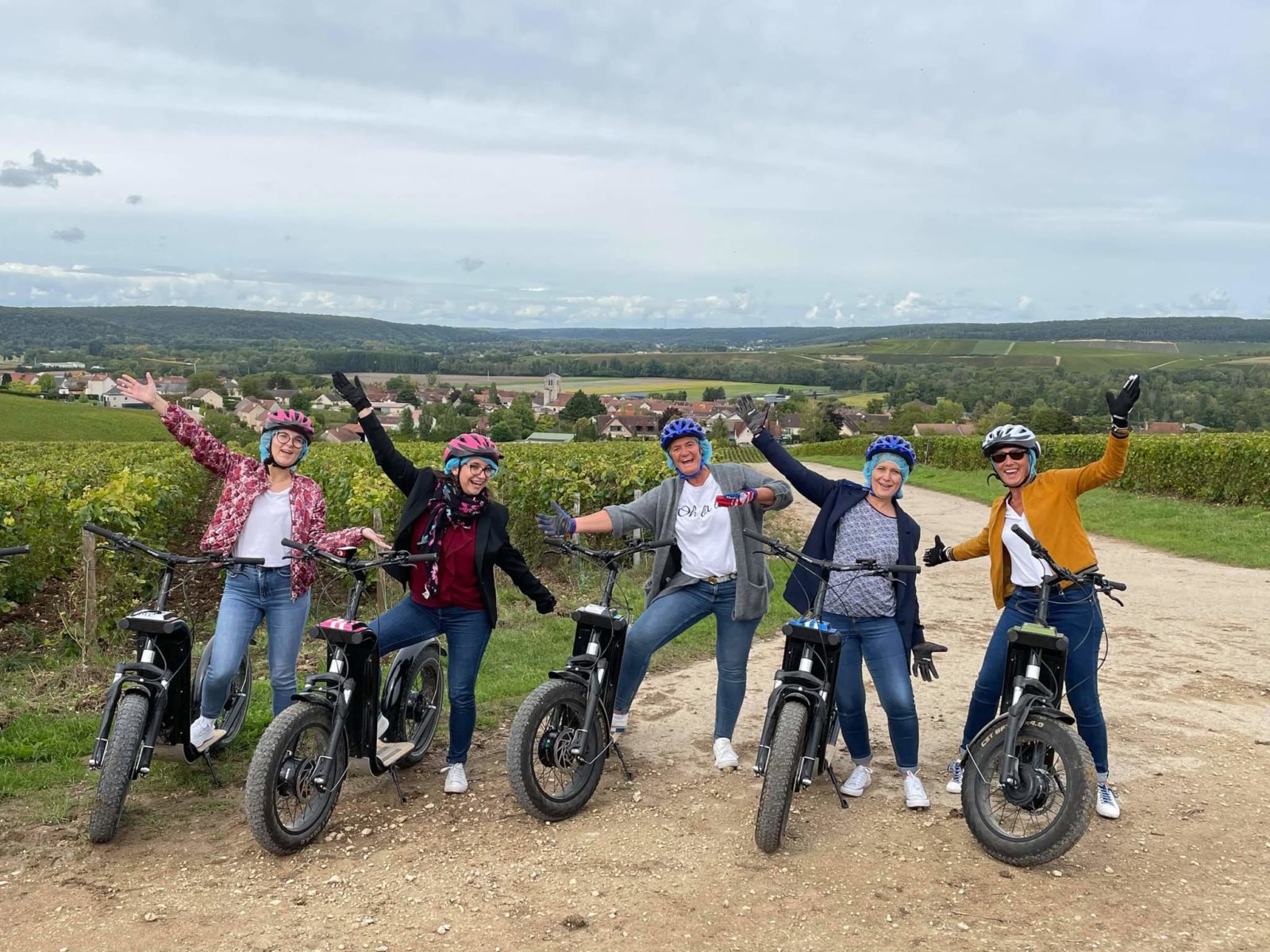 la team de l'office en trottinettes tout terrain