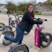 océane sur un vélo électrique à celles-sur-ource