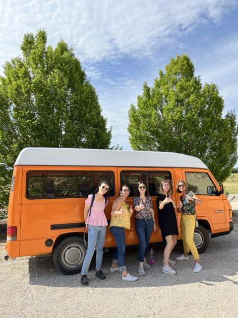 filles devant un van orange