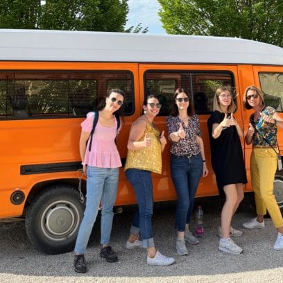 filles devant un van orange