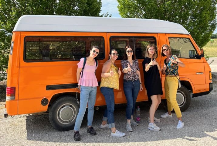 filles devant un van orange