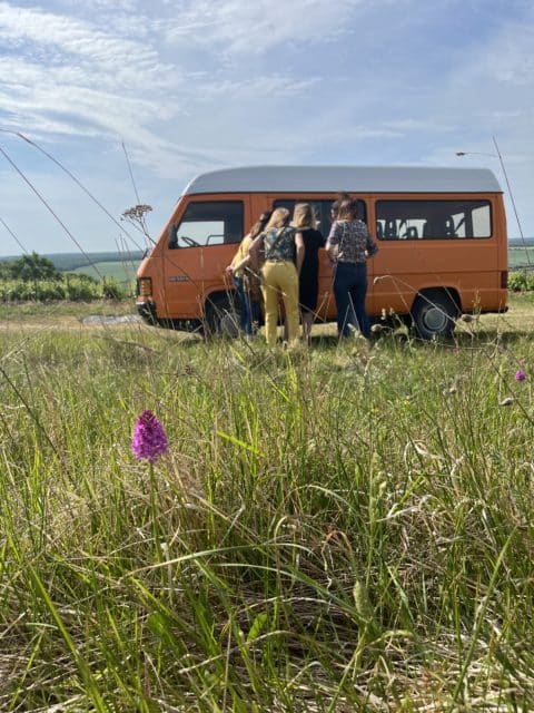 filles avec un van orange