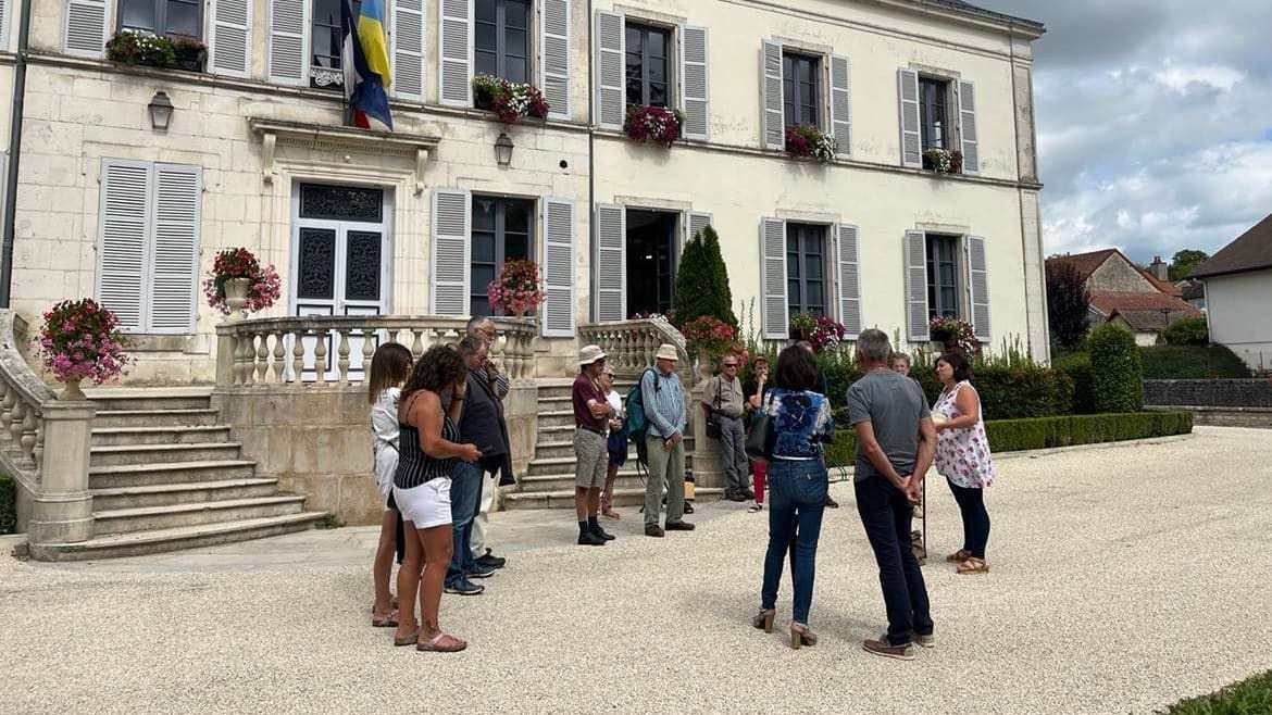 personnes devant le château st louis (mairie) pour une visite de du village