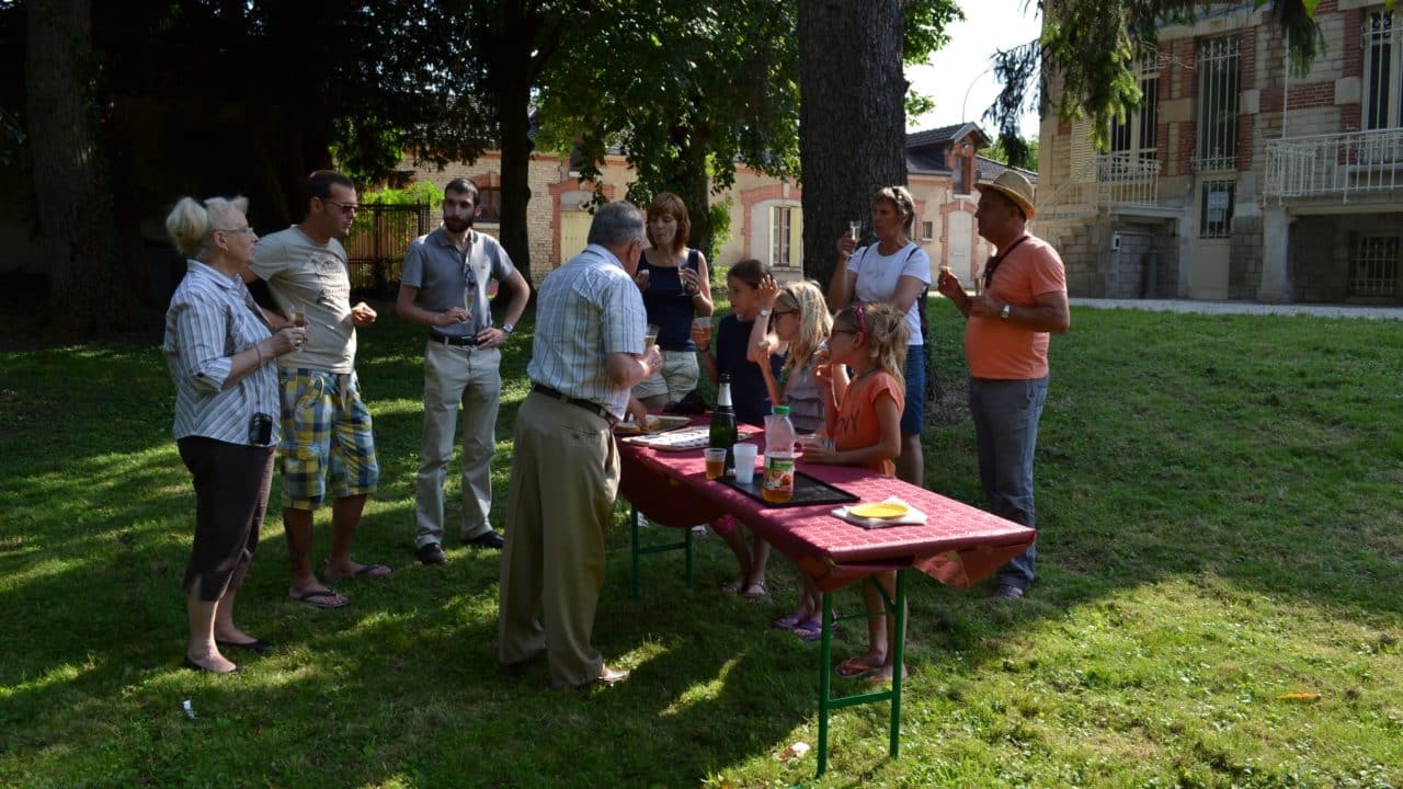 personnes dégustant une coupe de champagne après une visite