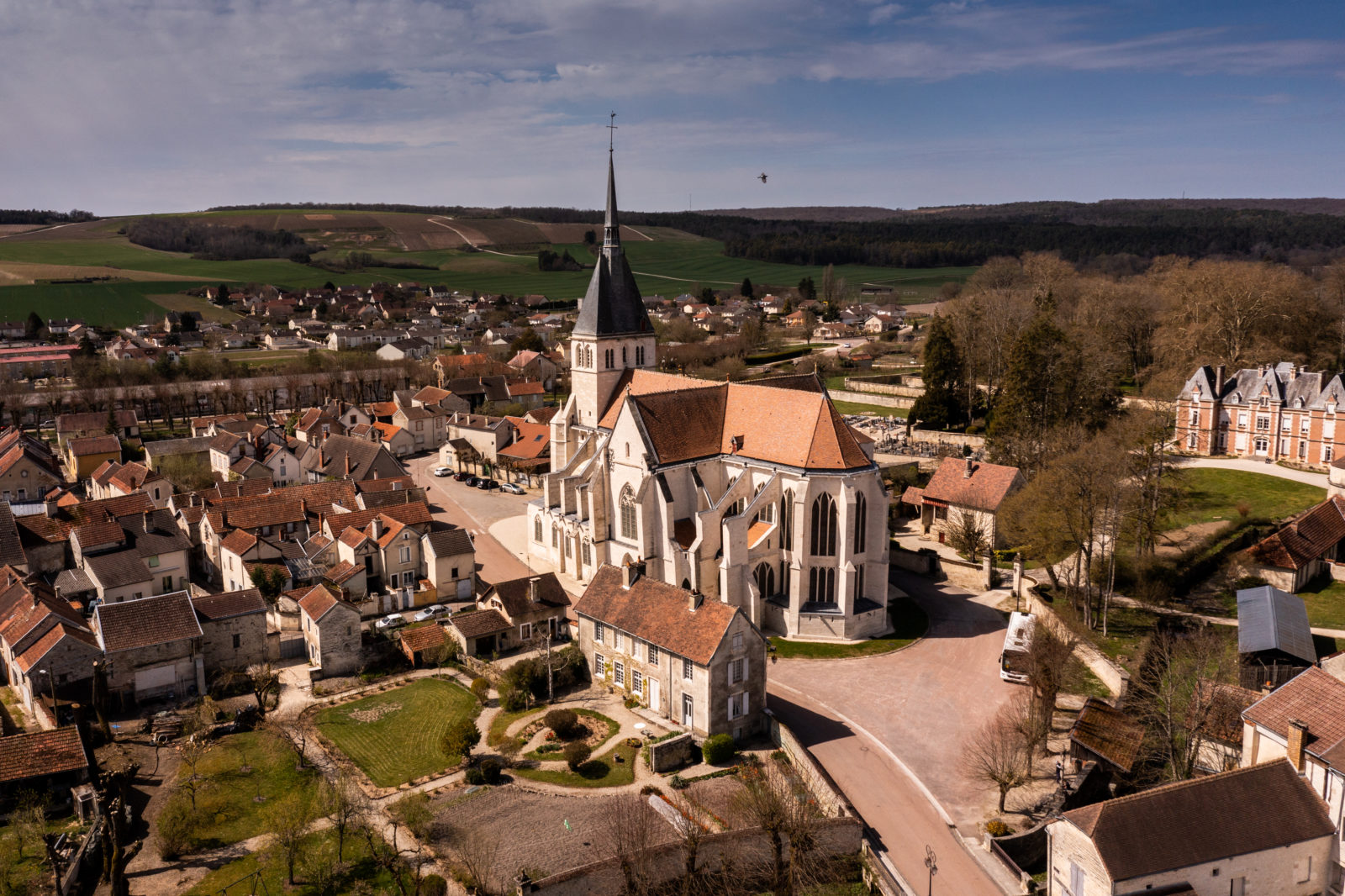 vue aérienne de la Collégiale Saint-Pierre-es-Liens, à Mussy-sur-Seine