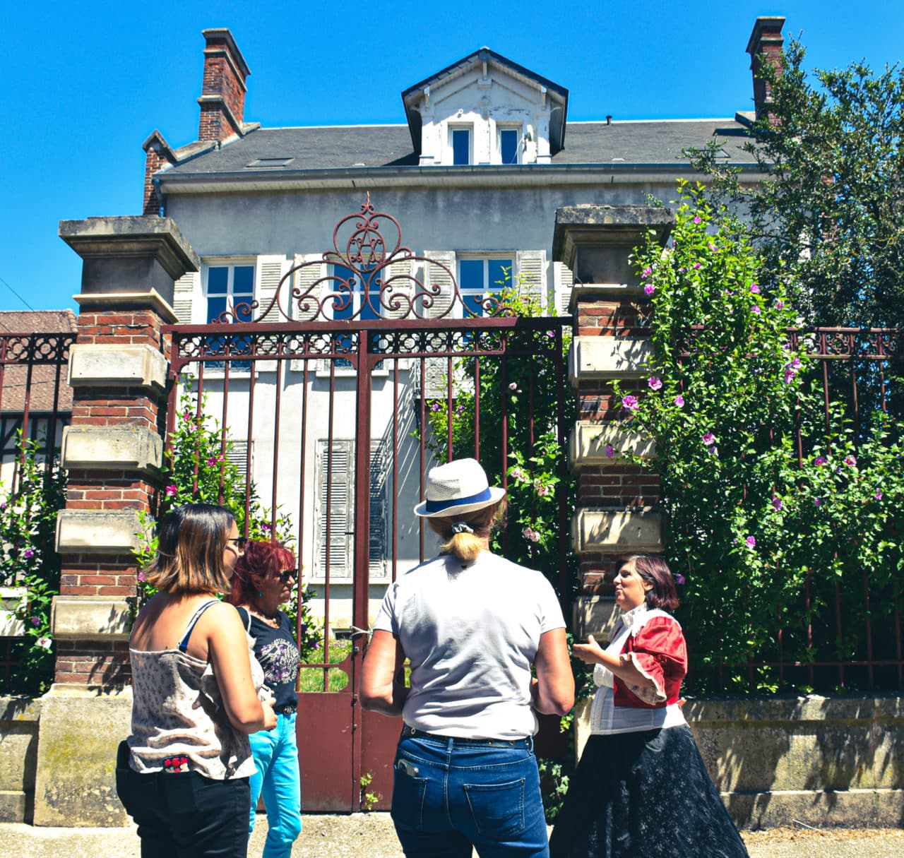 personnes visitant Bar-sur-Seine avec Sarah Hacquart
