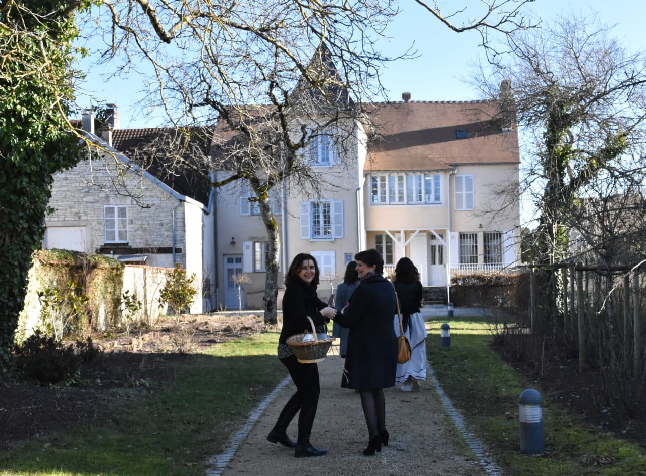 personnes allant à la maison des Renoir