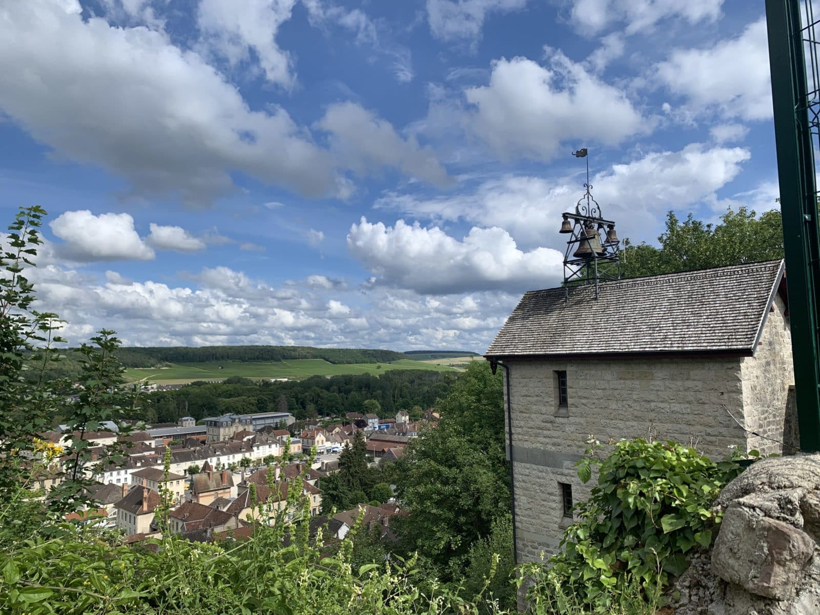 Photo de la tour de l'horloge et vue sur Bar-sur-Seine