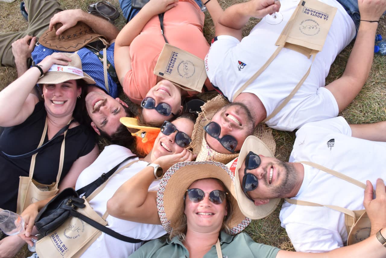 Personnes allongées avec leurs pass, lunettes et chapeaux