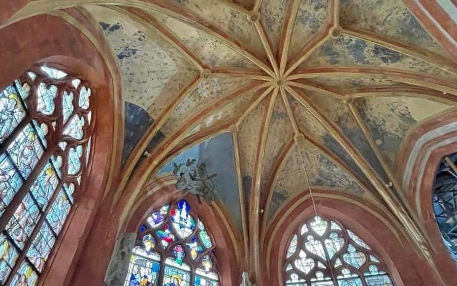 Photo de l'Eglise St Etienne de Bar sur Seine, toit et vitraux apparent