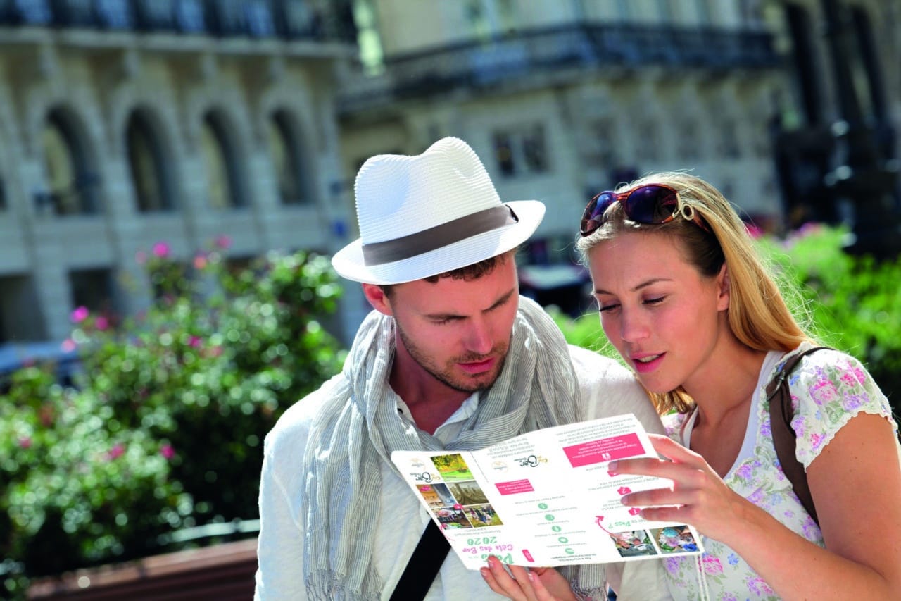 Couple de Touristes regardant un plan de la ville