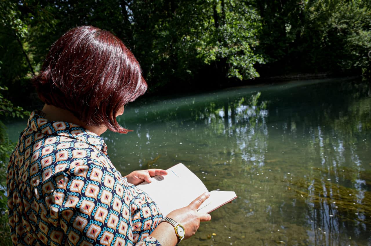 Photo de la guide conférencière, Sarah Hacquart au bord de Seine