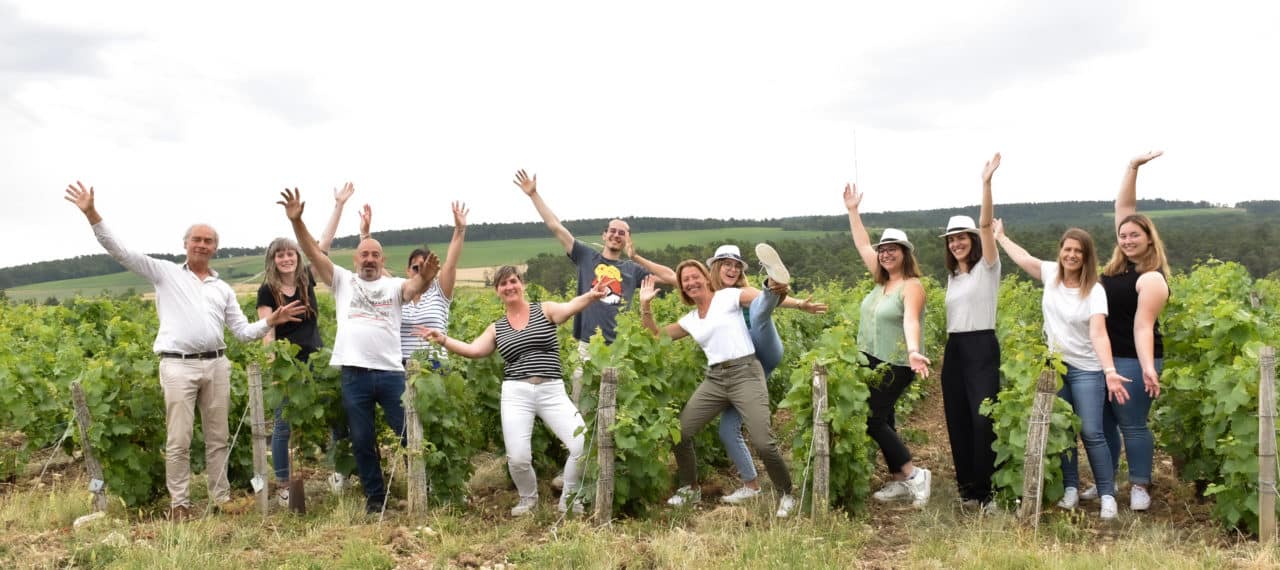Photo de l'équipe de l'office de tourisme de la Côte des Bar dans les rangs de vignes