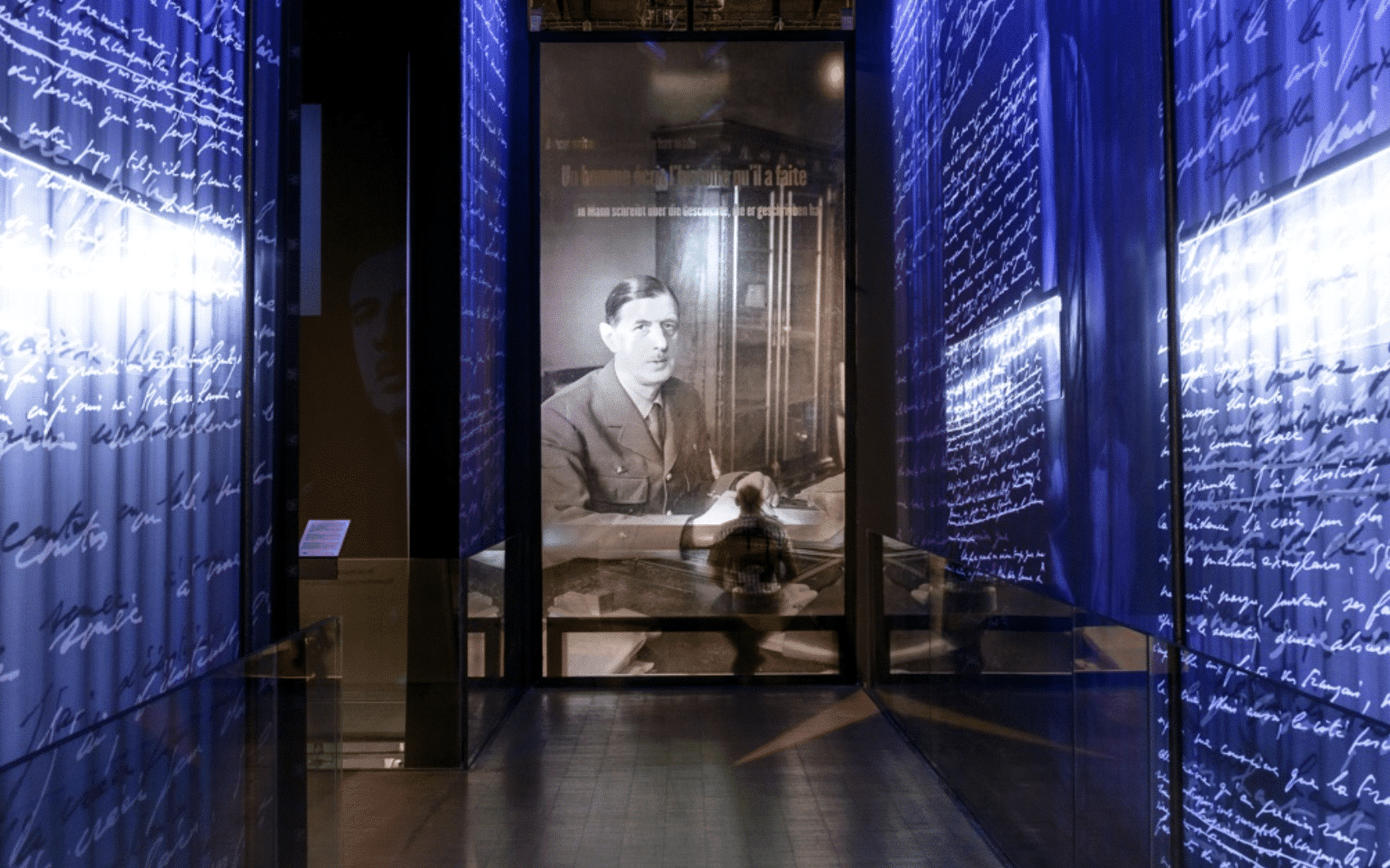 Photo du Mémorial Charles de Gaulle devant le portrait du général.