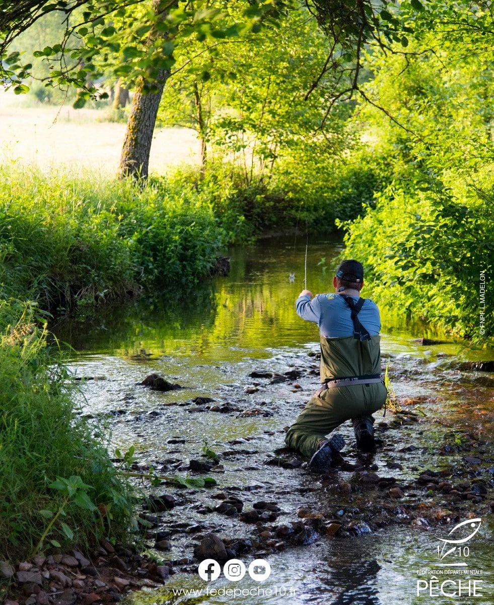 Un pêcheur dans l'un des cours d'eau du département