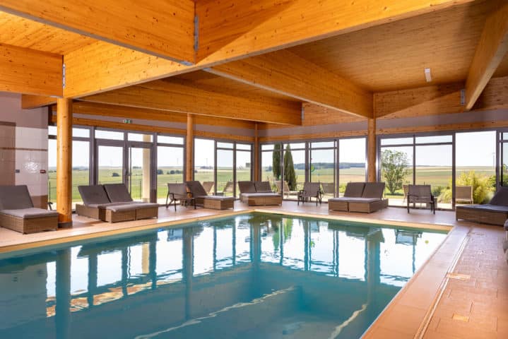 Piscine intérieur du Val Moret hôtel restaurant et spa avec terasse extérieur