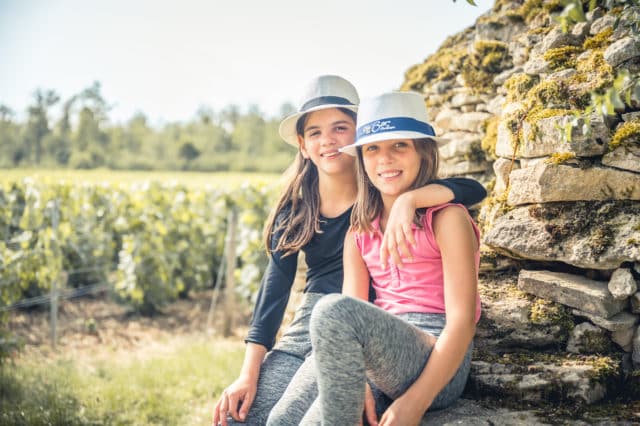 Deux jeunes filles devant une cadole