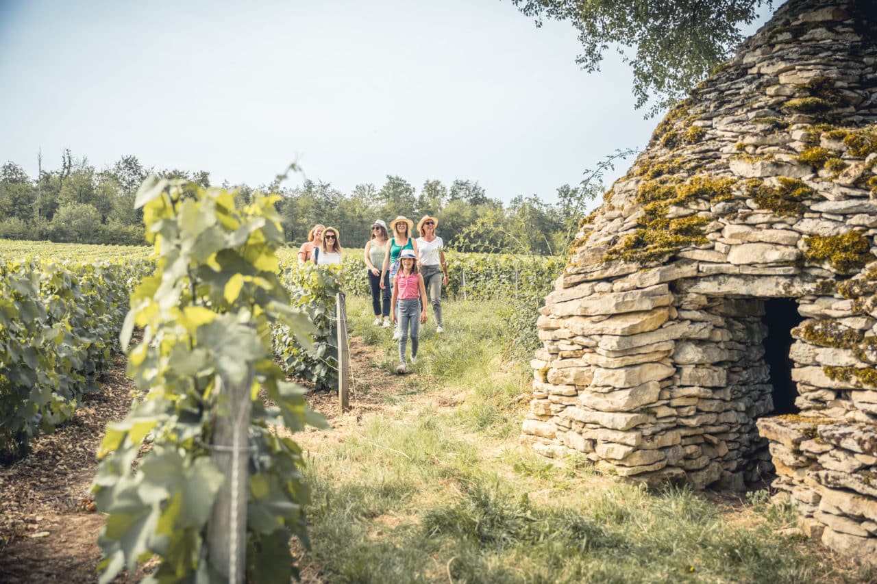 personnes allant à une cadole