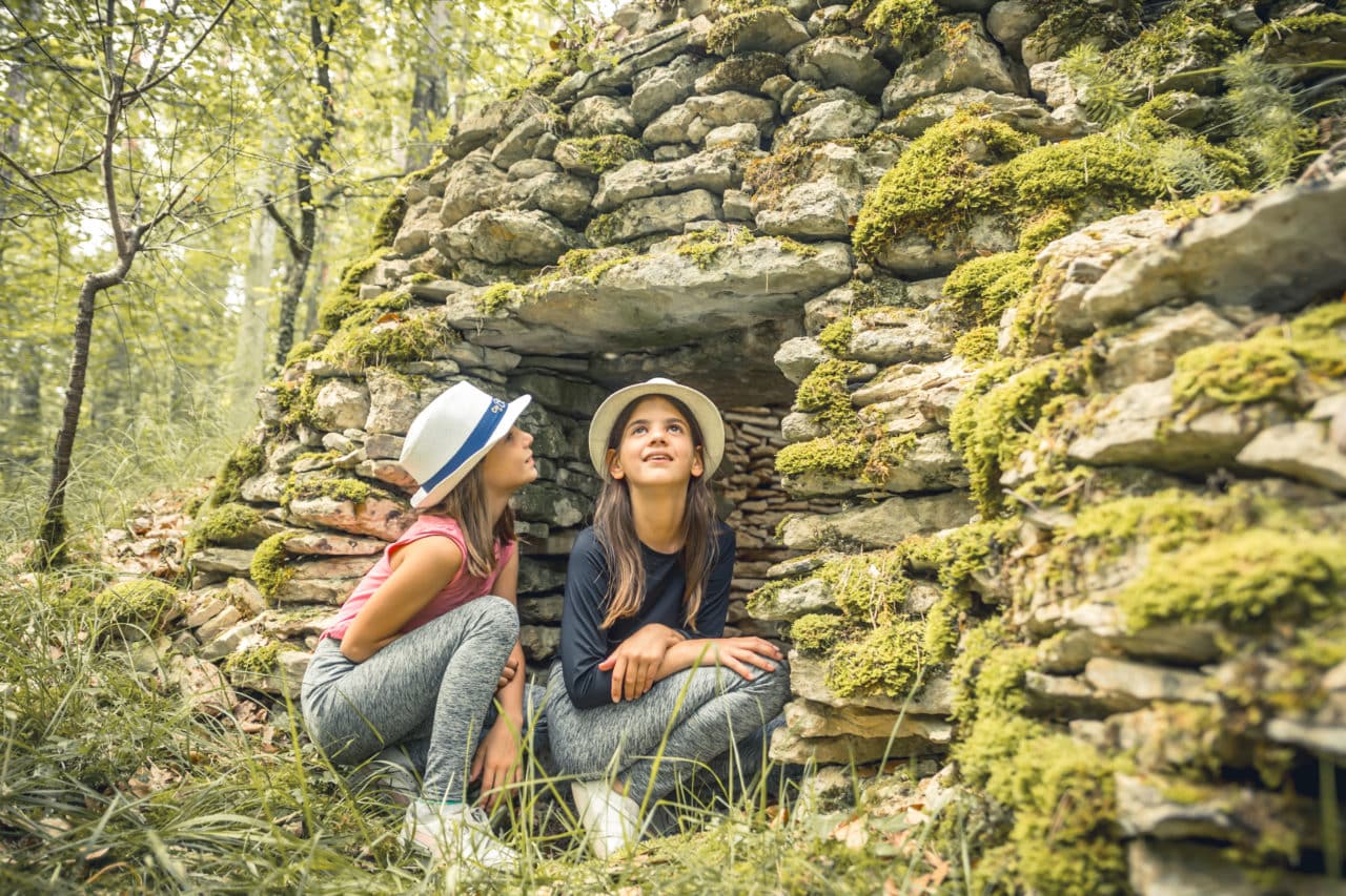 deux jeunes filles à l'entrée d'une cadole