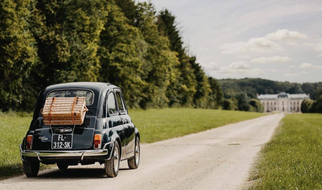 Voiture arrivant dans la grande allée du château de Vaux