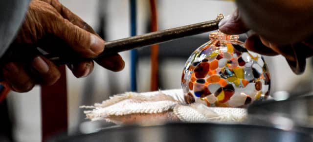 Atelier boule de Noël au musée du cristal de Bayel ©OT Côte des Bar