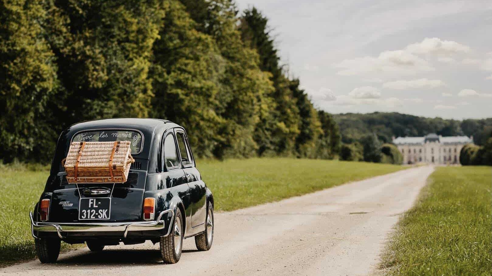 Voiture arrivant dans la grande allée du château de Vaux